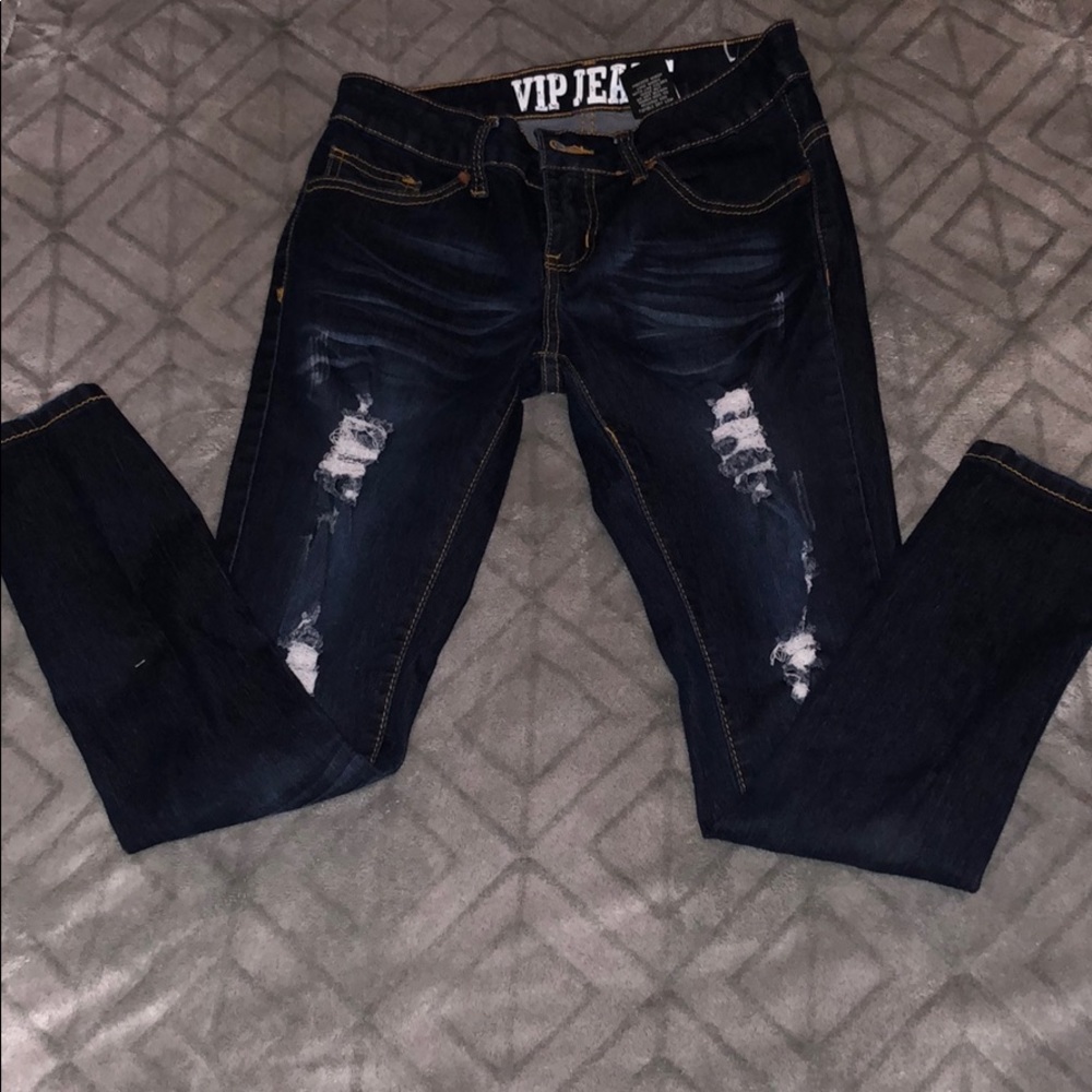 I am selling these jeans.